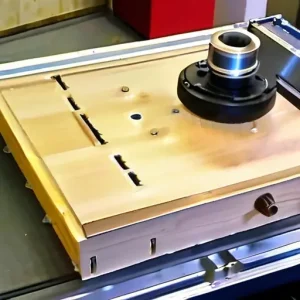 Самодельный стол для ручной фрезерной машины: монтажная пластина и упор